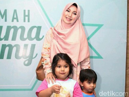 Kehebohan Puput Melati Siapkan Hari Pertama Sekolah 3 Putrinya