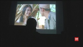 Menikmati Film dengan Teater Bisik