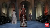 Seba dan Renungan Kaum Borjuis Italia Lewat tajuk 'Aristokrat', Sebastian Gunawan mendefinisikan kembali gaya feminin lewat nuansa bias gender yang terinspirasi kaum borjuis Italia.