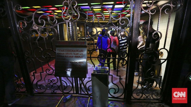 Dinas Parekraf DKI menutup 25 tempat usaha seperti griya pijat, karaoke, hingga bar karena beroperasi sebelum waktunya.