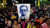 Tangis Pecah di Thailand Tangis rakyat Thailand langsung pecah setelah pengumuman kematian Raja Bhumibol Adulyadej pada Kamis.