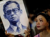 Tangis Pecah di Thailand Tangis rakyat Thailand langsung pecah setelah pengumuman kematian Raja Bhumibol Adulyadej pada Kamis.
