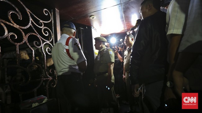 Pemilik tempat hiburan malam sengaja mengunci ruangan agar para pelanggan menyelesaikan pembayaran terlebih dahulu saat kerumunan massa dibubarkan polisi.