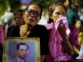 Tangis Pecah di Thailand Tangis rakyat Thailand langsung pecah setelah pengumuman kematian Raja Bhumibol Adulyadej pada Kamis.