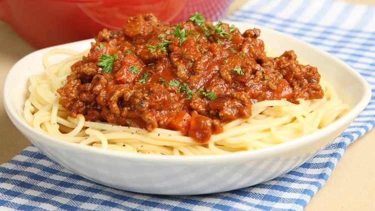 Untuk menu makan siang si kecil, kita bisa coba bikin resep spaghetti bolognese ala Thalita Latief nih, Bun. Yuk simak cara membuatnya.