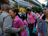 Tangis Pecah di Thailand Tangis rakyat Thailand langsung pecah setelah pengumuman kematian Raja Bhumibol Adulyadej pada Kamis.