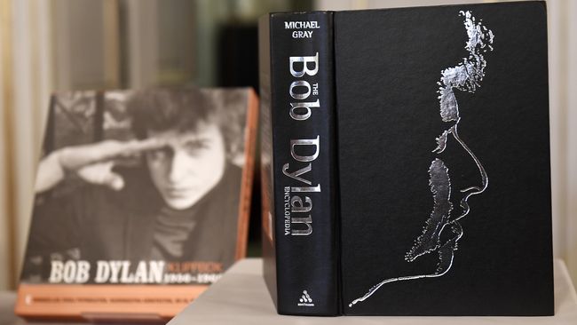Terpilihnya Bob Dylan sebagai peraih Nobel Sastra mendapat pujian, sekaligus mengundang banyak tanya.