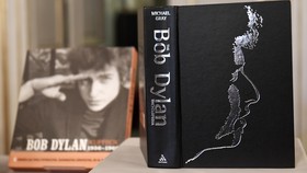 Pro dan Kontra Bob Dylan Raih Nobel Sastra