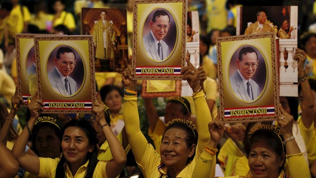 Kepolisian Thailand mencatat terdapat 12 kasus pencemaran nama baik kerajaan sejak kepergian Raja Bhumibol Adulyadej pekan lalu.