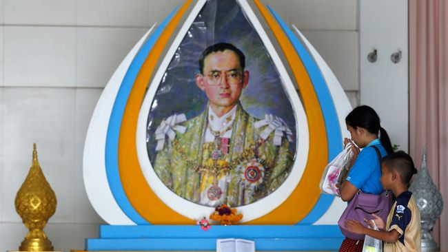 Hotel di Thailand tetap buka, akan tetapi sejumlah tempat wisata tutup. Turis dianjurkan untuk menaruh respek sembari berlibur.