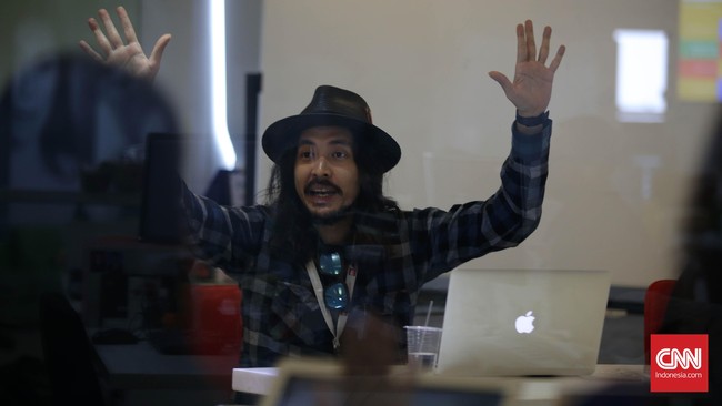Penyanyi yang akrab disapa Ello ini ditangkap Polres Jakarta Selatan karena diduga terkait kasus ganja. Manajemen belum memberikan penjelasan terkait kasus ini.