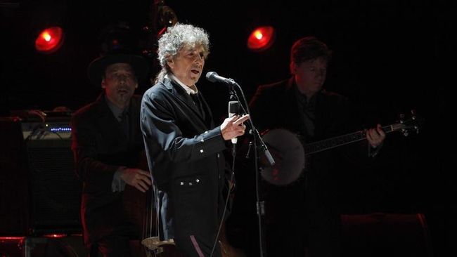 Setelah sempat bungkam dan dinilai arogan, Dylan mengatakan akan hadir dalam malam penyerahan penghargaan yang digelar Desember mendatang.