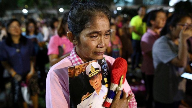 Pemilihan umum di Thailand akan tetap digelar tahun depan oleh pemerintah junta militer, meski warga masih berkabung atas kepergian Raja Bhumibol Adulyadej.