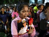 Tangis Pecah di Thailand Tangis rakyat Thailand langsung pecah setelah pengumuman kematian Raja Bhumibol Adulyadej pada Kamis.