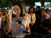Tangis Pecah di Thailand Tangis rakyat Thailand langsung pecah setelah pengumuman kematian Raja Bhumibol Adulyadej pada Kamis.