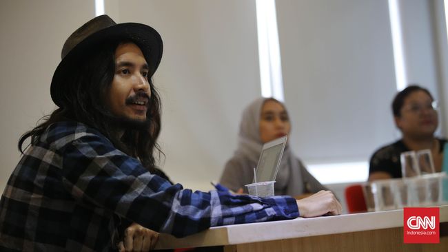Ello dijadwalkan tampil di Suryanation Motorland Semarang, Sabtu (12/8). Namun, ia tak bisa hadir karena tertangkap akibat kasus ganja.