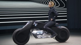 Sangat Aman, Tak Perlu Helm Saat Kendarai BMW Vision Next 100