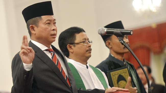 Latar belakang Ignasius Jonan yang tak pernah mengurusi sektor energi dianggap sebagai penghalang untuk mengatur tata kelolanya menjadi lebih baik.