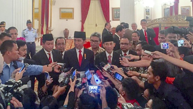Andre menyinggung saat Jokowi menunjuk Arcandra Tahar jadi Menteri ESDM 2016 lalu. Jokowi tak mengetahui bila Arcandra masih memegang paspor Amerika Serikat.