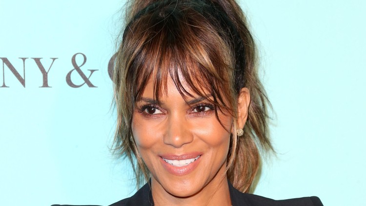 Dengan ketenarannya saat ini, Halle Berry ternyata pernah menjadi gelandangan saat awal merintis karier di dunia hiburan Hollywood. Yuk simak kisahnya Bun!