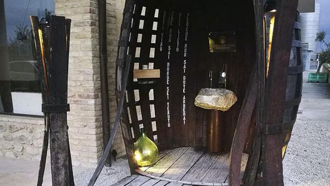 Anggur merah yang mengalir dari air mancur itu diharapkan dapat memberi kesegaran untuk orang-orang yang berziarah ke Cammino di San Tommaso.