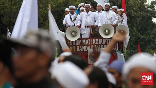 Pelaksana tugas Gubernur DKI Jakarta Sumarsono menjamin tak ada PNS yang akan ikut demonstrasi pada 4 November. 