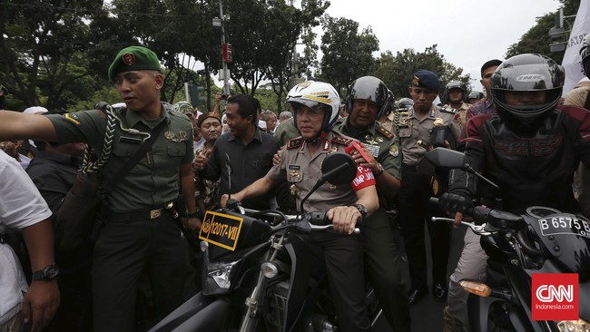 Selain mendesak menarik maklumat, aparat kepolisian diminya mengawal dengan baik setiap demonstrasi yang dilakukan oleh masyarakat.