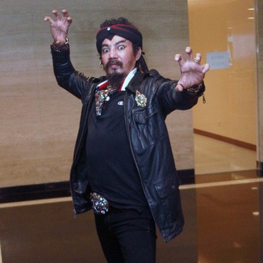 Digugat Cerai, Limbad Hindari Wartawan Pakai Ikat Kepala & Masker