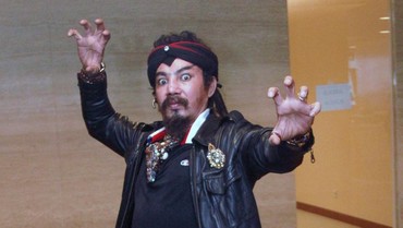 img-title Digugat Cerai, Limbad Hindari Wartawan Pakai Ikat Kepala & Masker
