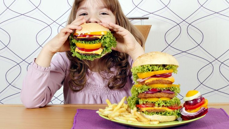 Anak maunya makan junk food saja? Strategi ini bisa mengatasinya dengan tepat.