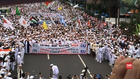 Demo Anti Ahok: Lempar Botol hingga Salat Bersama