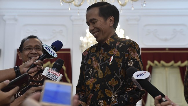 Lambannya penandatanganan surat presiden ini lantaran Presiden tengah melakukan kunjungan kerja ke sejumlah daerah sejak pekan lalu.