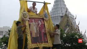 Warga Datangi Istana, Beri Penghormatan Terakhir untuk Raja