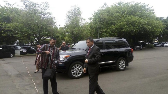 Tidak banyak kalimat meluncur dari mulut Ignasius Jonan, ia langsung bergegas ke ruangan di Istana Negara tempat Jokowi biasa melantik pejabatnya.