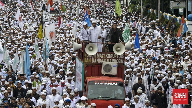 Ajakan untuk demo menolak Ahok didapat dari pengajian, forum RT/RW, hingga media sosial. Mereka turun jalan memprotes pernyataan Gubernur Jakarta itu.