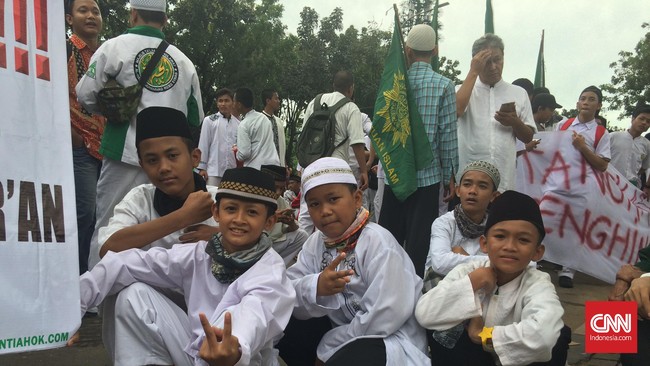 Di antara ribuan orang yang demo anti Ahok, ada banyak anak-anak yang ikut serta. Masih belia, tapi teriakan mereka tak kalah keras saat mengecam Ahok.