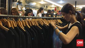 Kaus Hitam Laris Manis dalam Masa Berkabung di Thailand