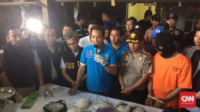 Lima orang tersangka ditangkap petugas BNN. Mereka diduga bagian dari sindikat internasional pengedar sabu asal Malaysia.
