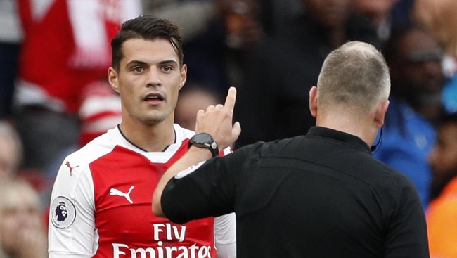 Selain menjadi penyebab terciptanya gol pertama Swansea ke gawang Arsenal akibat kecerobohannya, Granit Xhaka pun dikartu merah karena pelanggarannya.