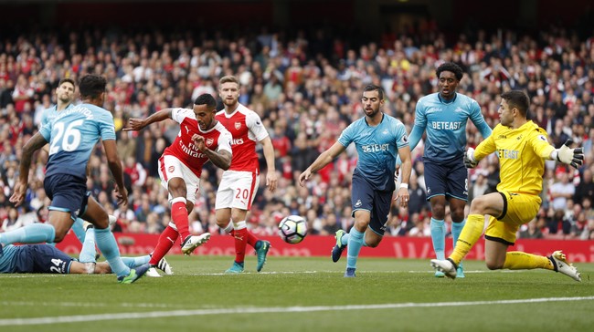 Arsenal berhasil unggul 2-1 atas Swansea hingga akhir babak pertama. Theo Walcott mencetak dua gol, memanfaatkan kesalahan lawan.