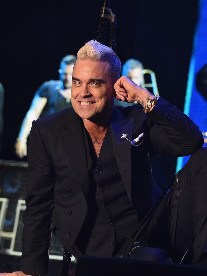 Robbie Williams juga tak dapat hadir dengan alasan yang belum diketahui. Mengutip Page Six, menurut para ahli pada mereka yang tak bisa hadir, sebab tidak mau dikaitkan dengan skandal kerajaan dan citra negatif./Foto: Getty Images
