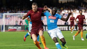 Dzeko dan Salah Bawa Roma Tekuk Napoli di San Paolo