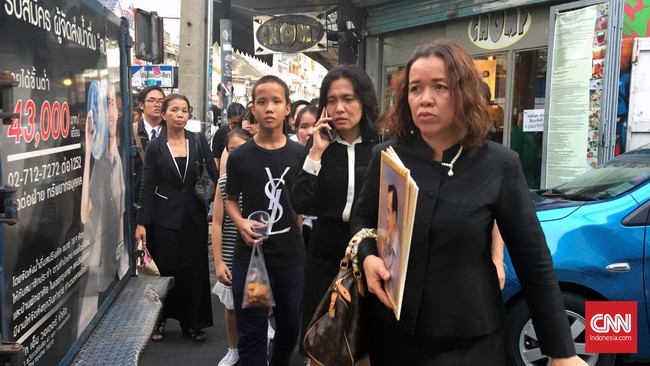 Warga Thailand berkabung atas wafatnya Raja Bhumibol Adulyadej. Orang-orang yang mengantre naik kereta dalam kota mengenakan busana serba hitam.