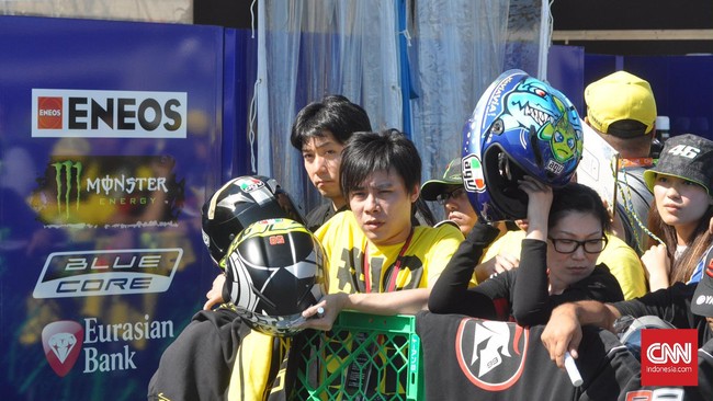 Barang-barang yang diajukan untuk ditandatangani ternyata tak semuanya jadi koleksi pribadi. Ada pula yang untuk dijual kembali.