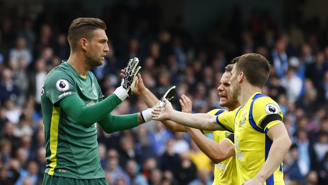 ManCity tak mampu mengubah peluang emas menjadi gol setelah penalti Kevin De Bruyne mampu ditepis kiper Everton Maarten Stekelenburg di babak pertama.