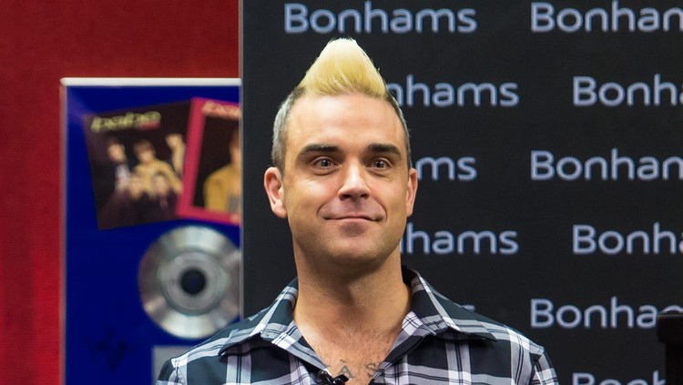 Aksi protes yang dilakukan seorang anak bisa jadi hal yang lucu ya, Bun. Seperti yang dilakukan putri Robbie Williams nih.