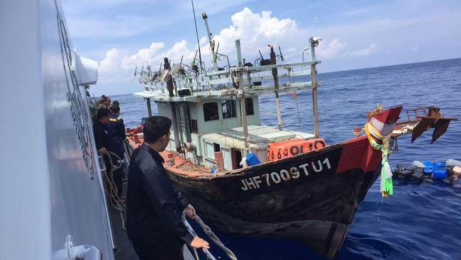 Bakamla menyebut kapal ikan Vietnam yang ditangkap di Laut Natuna Utara berisi 20 orang dan membawa hasil tangkapan ikan ilegal seberat 2 ton.