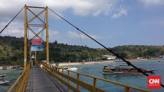 Jembatan yang menghubungkan pulau kecil, Nusa Lembongan dan Nusa Ceningan, di selatan Bali, ambruk. Tujuh orang dilaporkan tewas dalam kejadian tersebut.