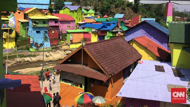 Menilik ke jantung perkampungan, karya lukisan tembok terpampang di setiap sudutnya. Namun, siapa sangka jika kampung ini awalnya pemukiman kumuh?