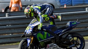 Podium Valentino Rossi untuk Simoncelli